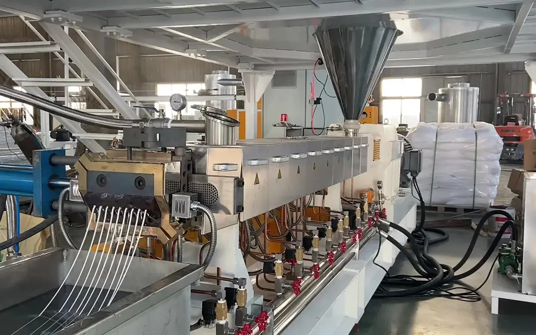 Mastering Plastic Extrusion: Methods, Materials and Machines in Manufacturing
